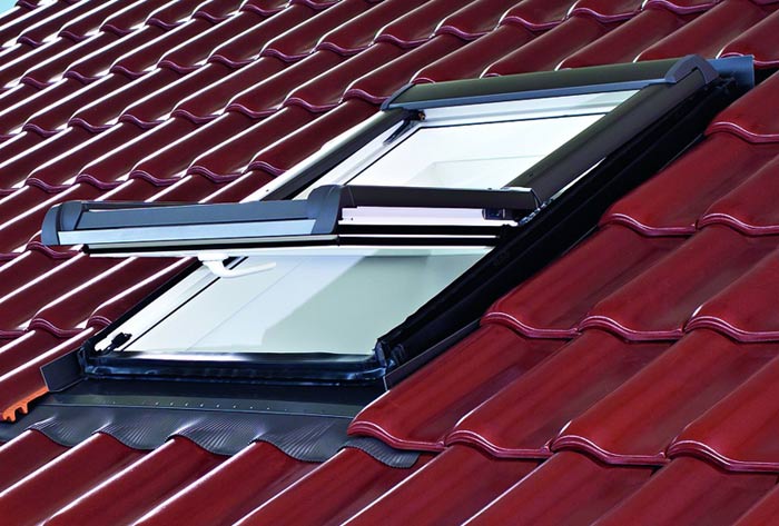 Detailansicht Dachgewerk-R4 Kunststoff-Dachfenster, eingebaut in Dach